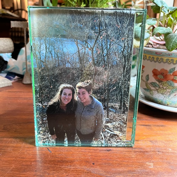 Solid glass art deco 5 x 7 picture frame with an edge on the sides. Like new! - Picture 1 of 9